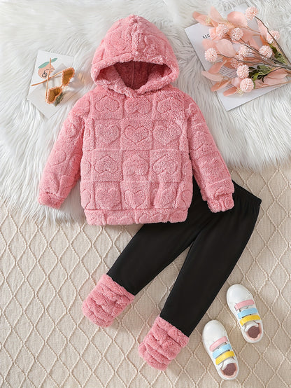 Հարմարավետ բրդյա գլխարկով սվիտերի և տաբատի հավաքածու - տաք ձմեռային հանդերձանք սրտաձև նախշերով, երկար թևքով սվիտեր և համապատասխան տաբատ, իդեալական է բացօթյա խաղերի համար, առօրյա ոճ, սովորական չափս, ձմեռային հագուստ, խաղային դիզայն, փափուկ հյուսվածք