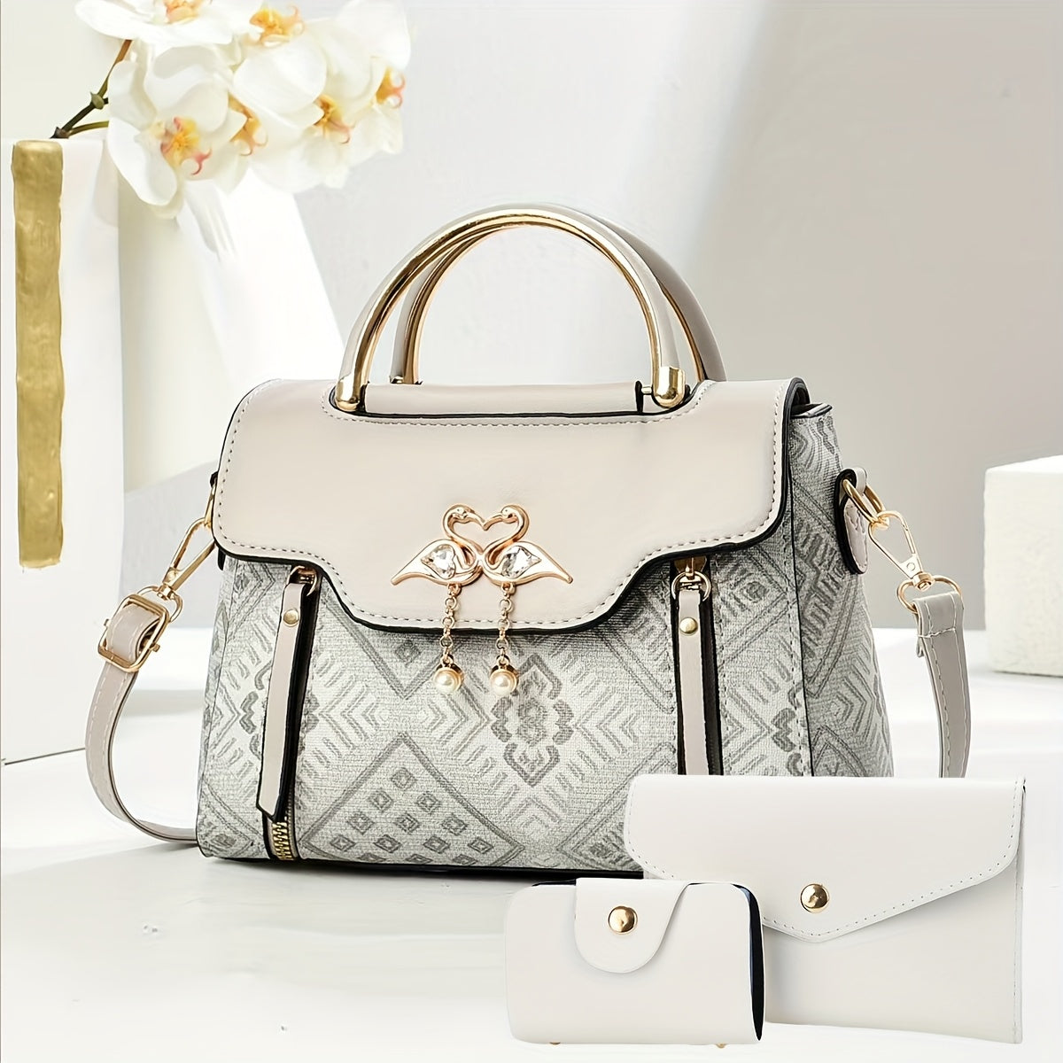 Կանացի պայուսակների հավաքածու՝ երեք հատից բաղկացած. տպագիր ուսի պայուսակներ, ոճային ձեռքի պայուսակներ և բազմակողմանի ուսապարկեր՝ մարմնին կպցնելու համար