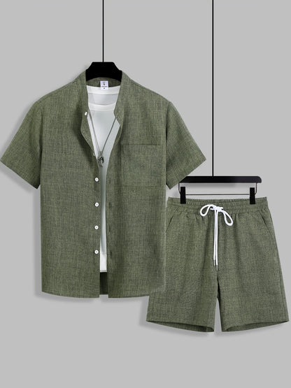 Տղամարդկանց ամառային հանդերձանք՝ միաձույլ գույնի կարճաթև կոճակով վերնաշապիկով, կանգառի օձիքով, կողային գրպաններով և սովորական շորտեր, կատարյալ տնային հագուստի համար: