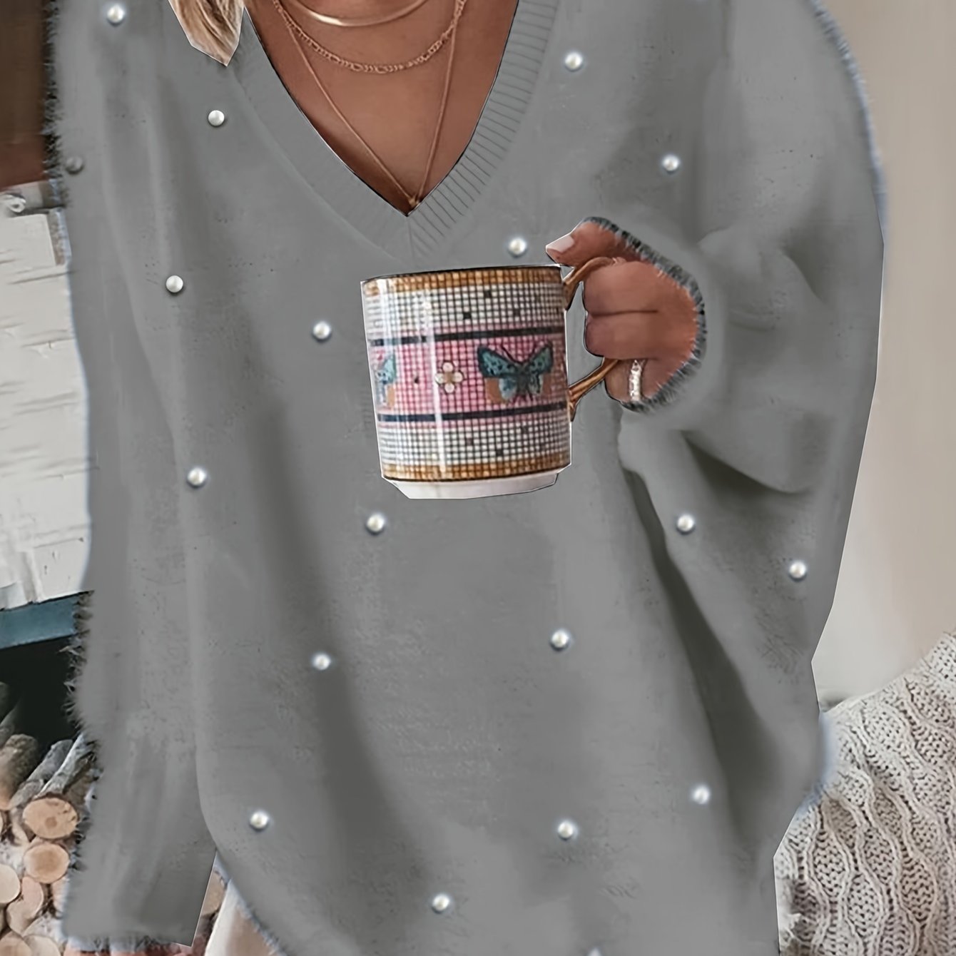 Մեծ չափս - Կանացի հարմարավետ դեղին V-ձև օձիքով սվիտեր՝ մարգարիտ կոճակներով և բրդյա եզրերով թևքերով - Ասիմետրիկ եզր, երկրաչափական նախշ, առօրյա ձմեռային սվիտեր առօրյա հագուստի համար, Ձմեռային հագուստ | V-ձև օձիքով սվիտեր | Մարգարիտ կոճակների մանրամասներ, Sw