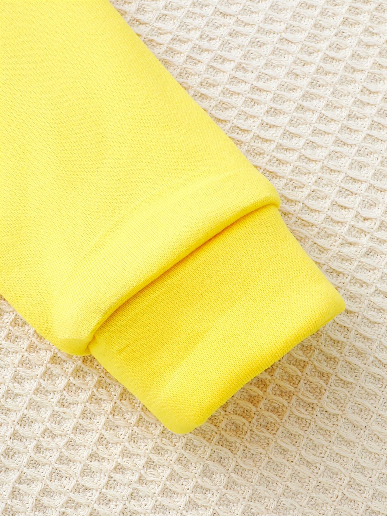 Warner Series տղաների աշուն/ձմեռ նոր «Թոմը և Ջերին» շարքի հավաքածու. դասական նոստալգիկ դեղին վերնաշապիկ՝ Թոմի և Ջերիի տառերով նախշերով և սև տաք բրդյա աստառով տաբատ, 2 կտորից բաղկացած հարմարավետ առօրյա հագուստ: