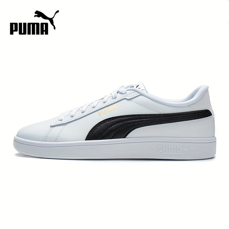 PUMA Ունիսեքս ցածր, առօրյա սպորտային կոշիկներ՝ սպիտակ և սև կոնտրաստային դիզայնով, շնչող PU վերին մաս և ռետինե ներբան, կապիչներով հարմարավետ կոշիկներ տղամարդկանց և կանանց համար, նրբագեղ սպորտային դիզայն, ներքին աստառ՝ կտորից, ամուր ռետինե ներբան։