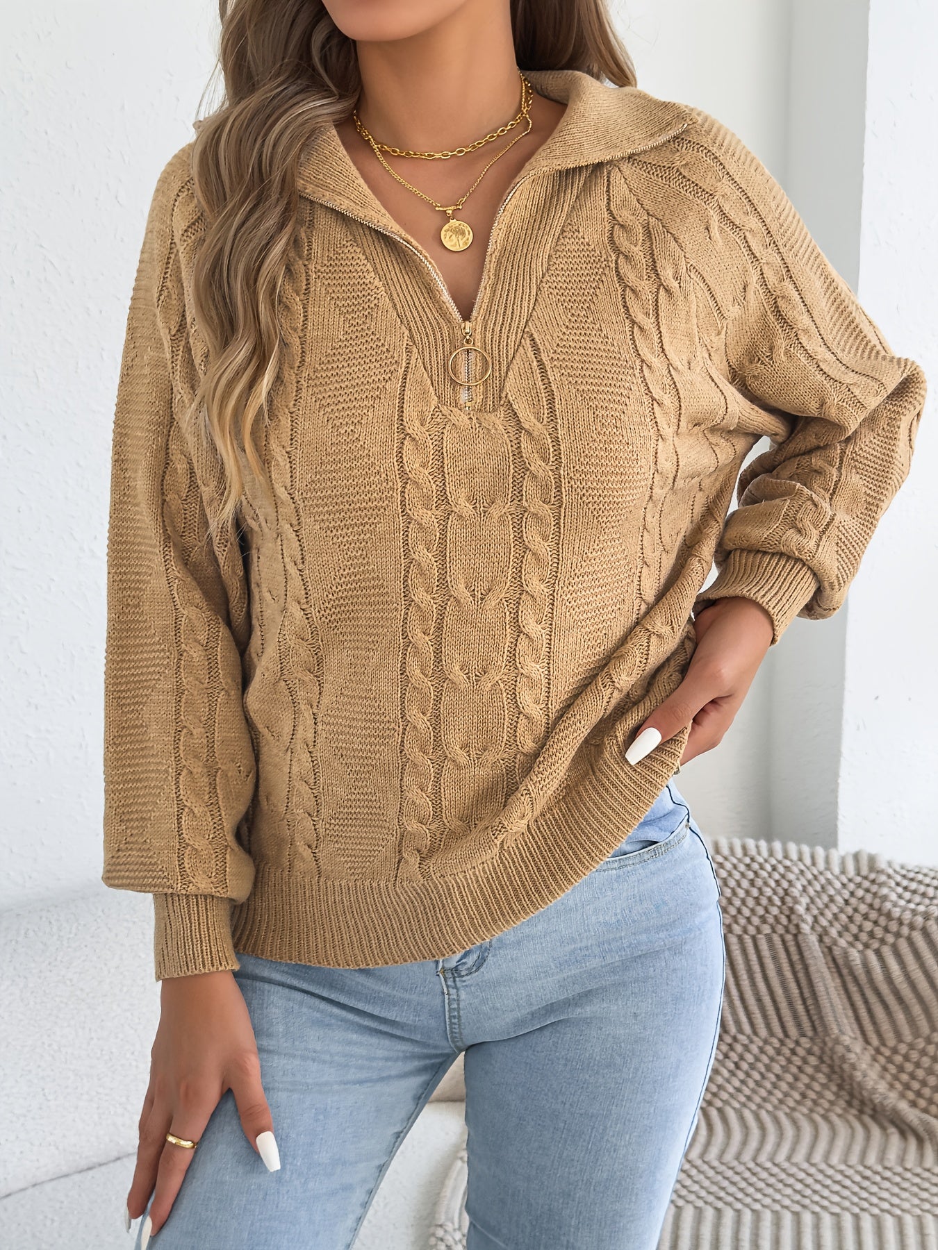 Աշնանային և ձմեռային հանգստի համար նախատեսված պուլովեր սվիտեր՝ միագույն, կայծակաճարմանդով և կոճղակապով, կանացի սվիտեր