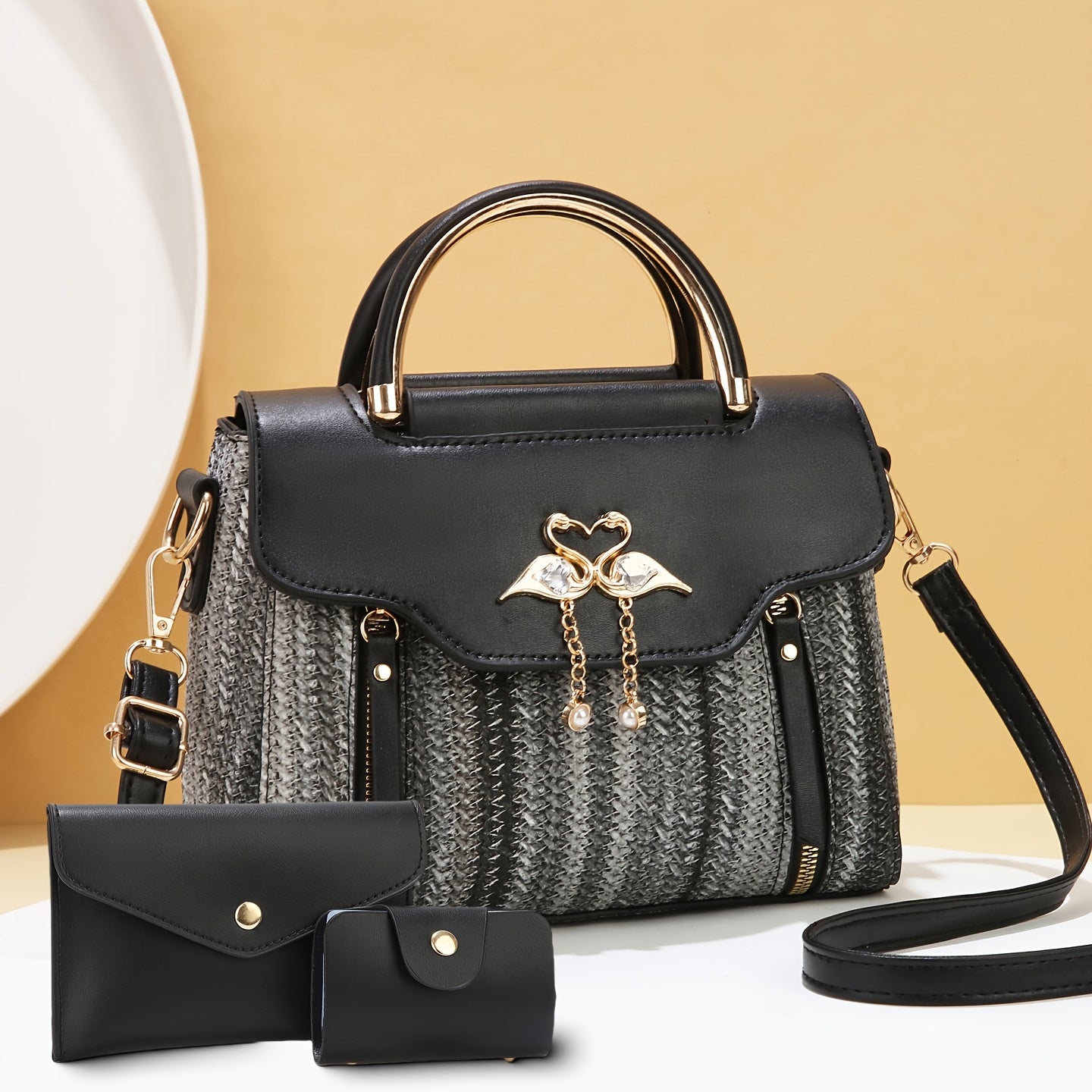 Կանացի պայուսակների հավաքածու՝ երեք հատից բաղկացած. տպագիր ուսի պայուսակներ, ոճային ձեռքի պայուսակներ և բազմակողմանի ուսապարկեր՝ մարմնին կպցնելու համար