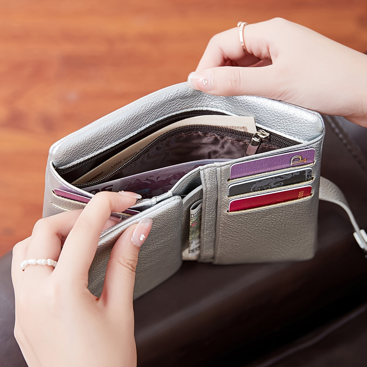 A Compact Trifold Wallet Made of Soft PU in a Solid Color, Featuring Metal Accents. It Includes a Zippered Coin Pocket, Card Slots, And an ID Window, Suitable for Credit Cards, ID Cards, Cash, And Coins. This Modern, Lightwei