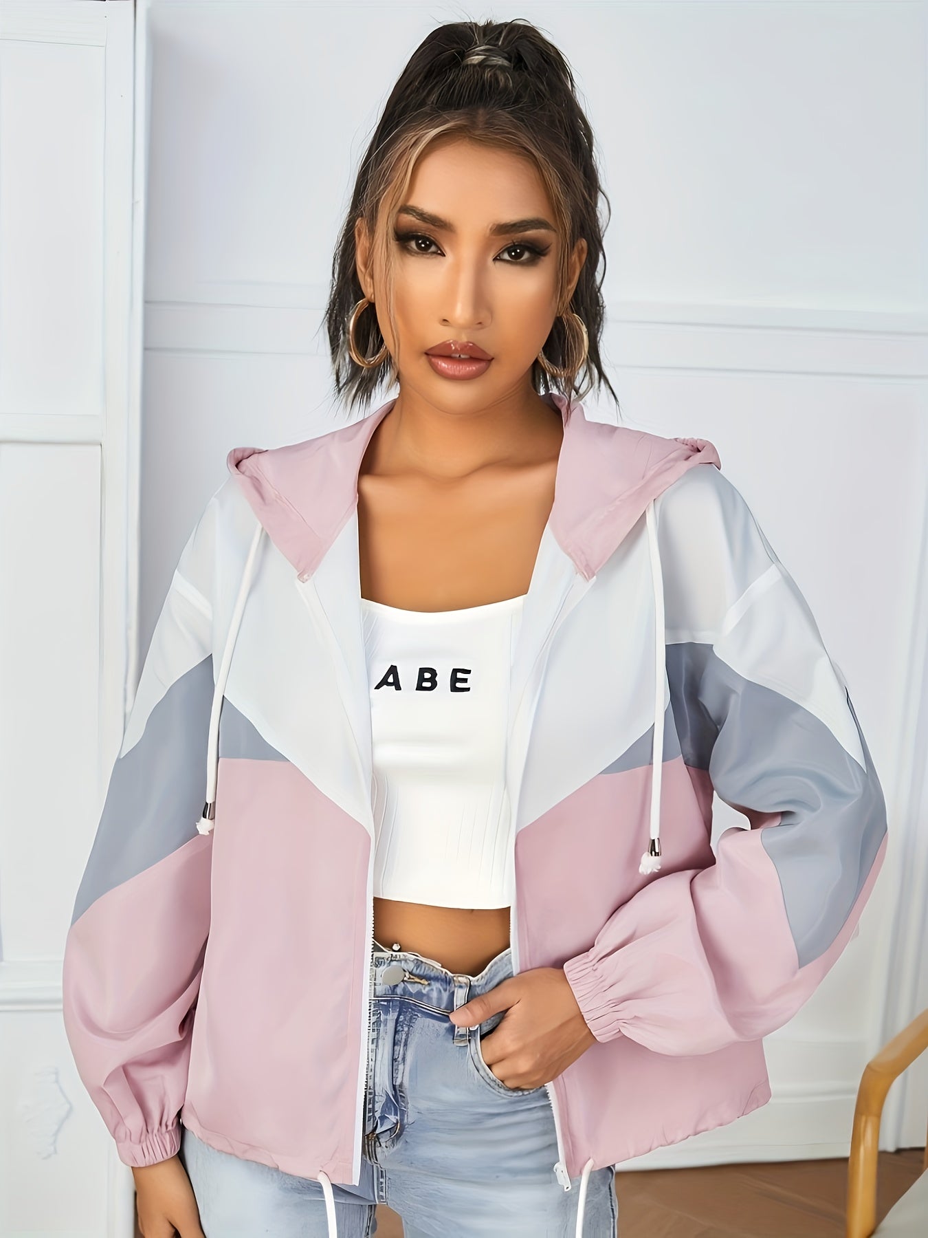 Նորաձև, ուսերը իջեցված, գլխարկով, գունային բլոկներով արևապաշտպան բաճկոն՝ կայծակաճարմանդով և լարով