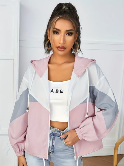 Նորաձև, ուսերը իջեցված, գլխարկով, գունային բլոկներով արևապաշտպան բաճկոն՝ կայծակաճարմանդով և լարով