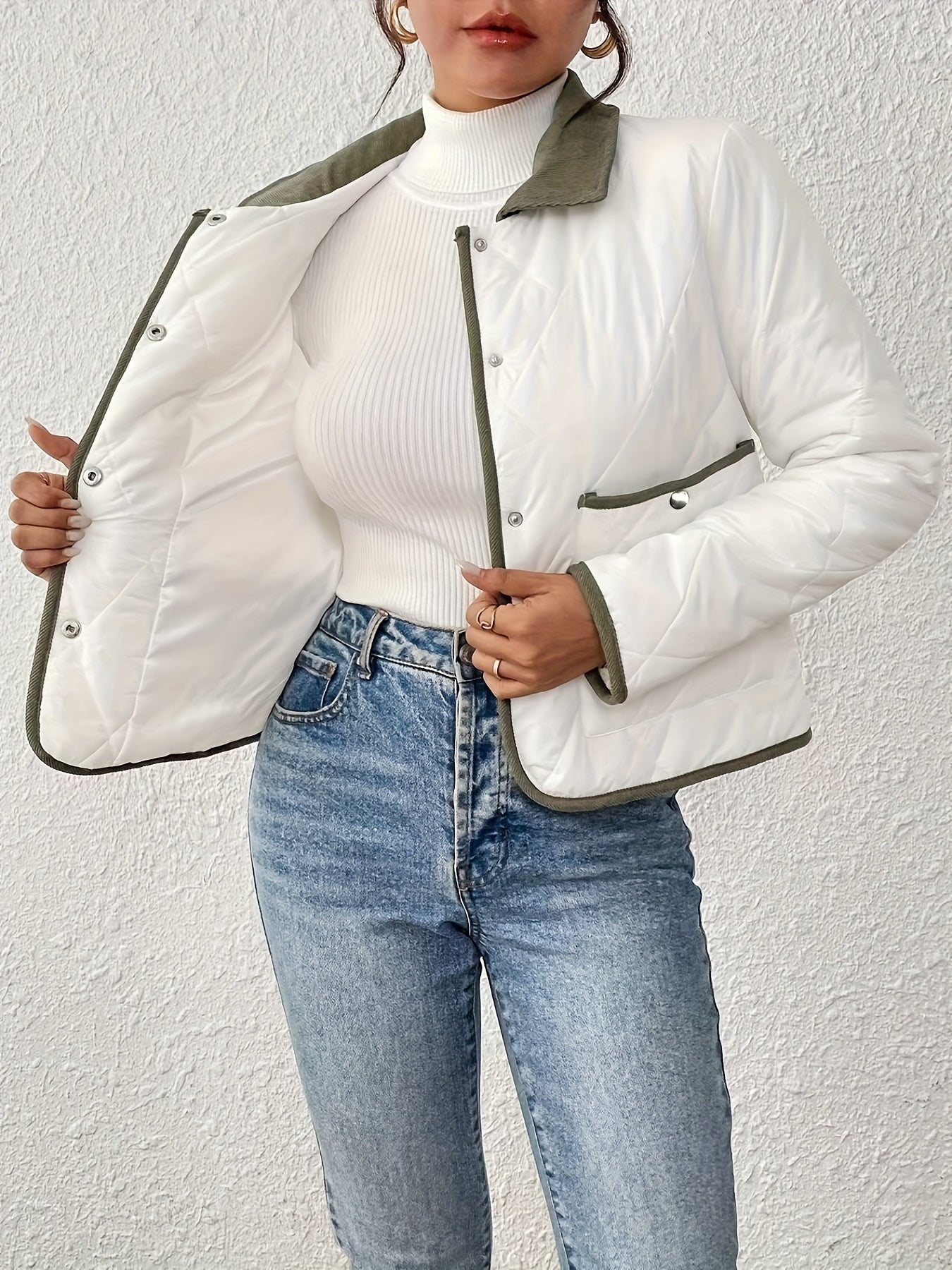 Կանացի նորաձև, էլեգանտ, երկգույն գործվածքից կարճ բաճկոն, գունային բլոկներով օձիք, երկար թևքերով, հարմար է բոլոր առիթների համար, աշնանային և ձմեռային