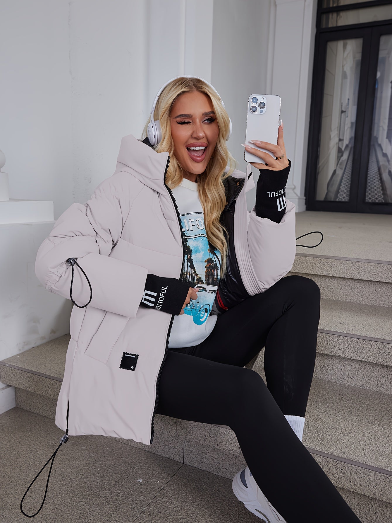 Կանացի ոճային բեժ գույնի փքված բաճկոն՝ առօրյա տաք ձմեռային վերարկու՝ սև եզրագծով, երկար թևքերով և կայծակաճարմանդով գլխարկով, պոլիեսթերային գործվածք՝ բացօթյա հարմարավետության համար։