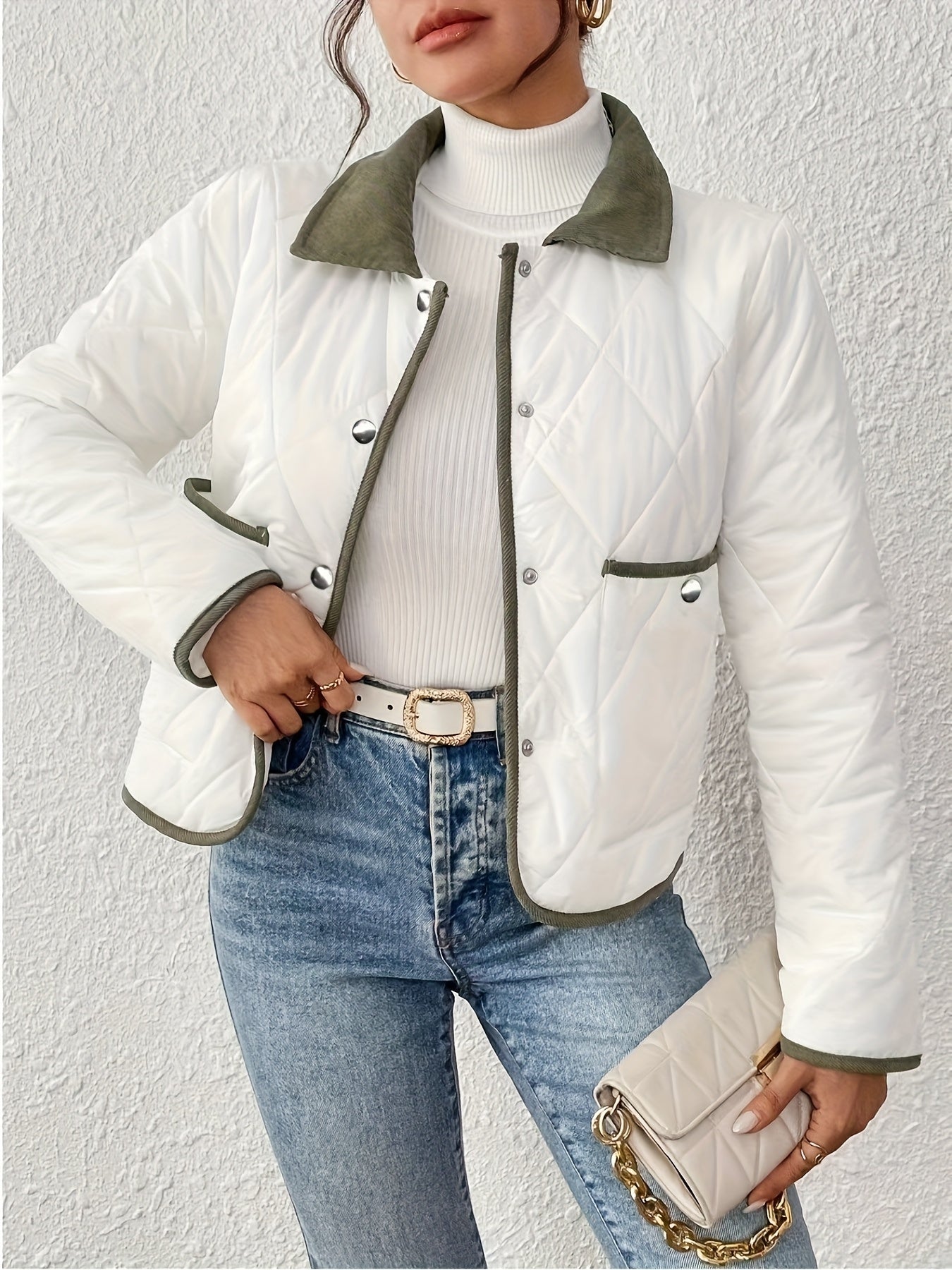 Կանացի նորաձև, էլեգանտ, երկգույն գործվածքից կարճ բաճկոն, գունային բլոկներով օձիք, երկար թևքերով, հարմար է բոլոր առիթների համար, աշնանային և ձմեռային