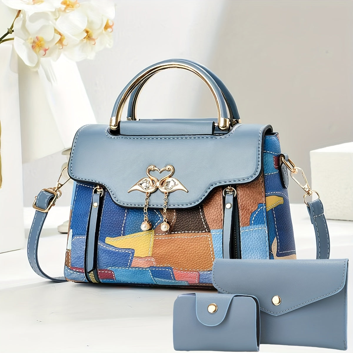 Կանացի պայուսակների հավաքածու՝ երեք հատից բաղկացած. տպագիր ուսի պայուսակներ, ոճային ձեռքի պայուսակներ և բազմակողմանի ուսապարկեր՝ մարմնին կպցնելու համար