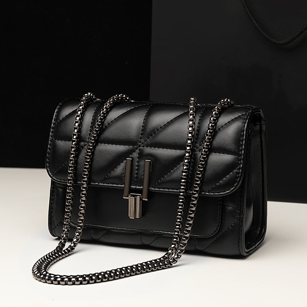 Կանացի սև վանդակավոր կրծկալով պայուսակ՝ ոճային շղթայով ուսի գոտիով, փեղկով փակվող և ՊՎՔ աստառով, նախատեսված է կանանց համար՝ քաղաքային ոճով, չի լվացվում