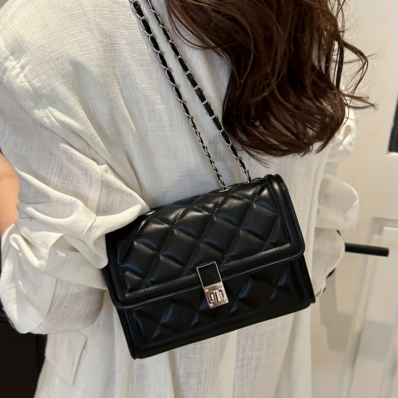 Կանացի էլեգանտ սև ձեռքի պայուսակ՝ պտտվող կողպեքով և շղթայական ժապավենով - Փոխակերպվող ուսի/կրկնակի պայուսակ՝ հարմար ճանապարհորդության, ամենօրյա օգտագործման համար - Երկարակյաց կառուցվածքային դրամապանակ-պարագա՝ շղթայական ժապավենով ()