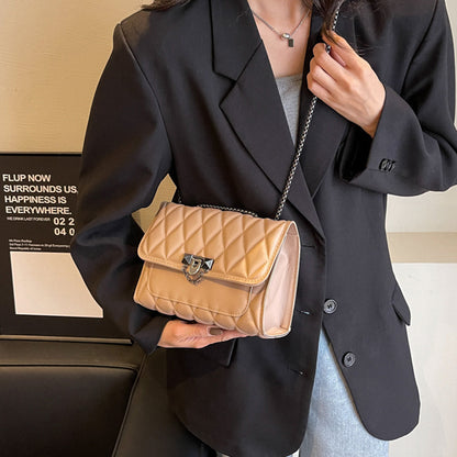 Կանացի մեծ տարողությամբ ամենօրյա պայուսակ - կարող է կրել ուսից կամ գոտկատեղից, ունի հյուսվածքային փակվող կողպեք, էլեգանտ փոքր քառակուսի դիզայն, դիմացկուն աստառ - հարմար է և՛ ամենօրյա, և՛ պաշտոնական առիթների համար, ճանապարհորդական էսսենշ