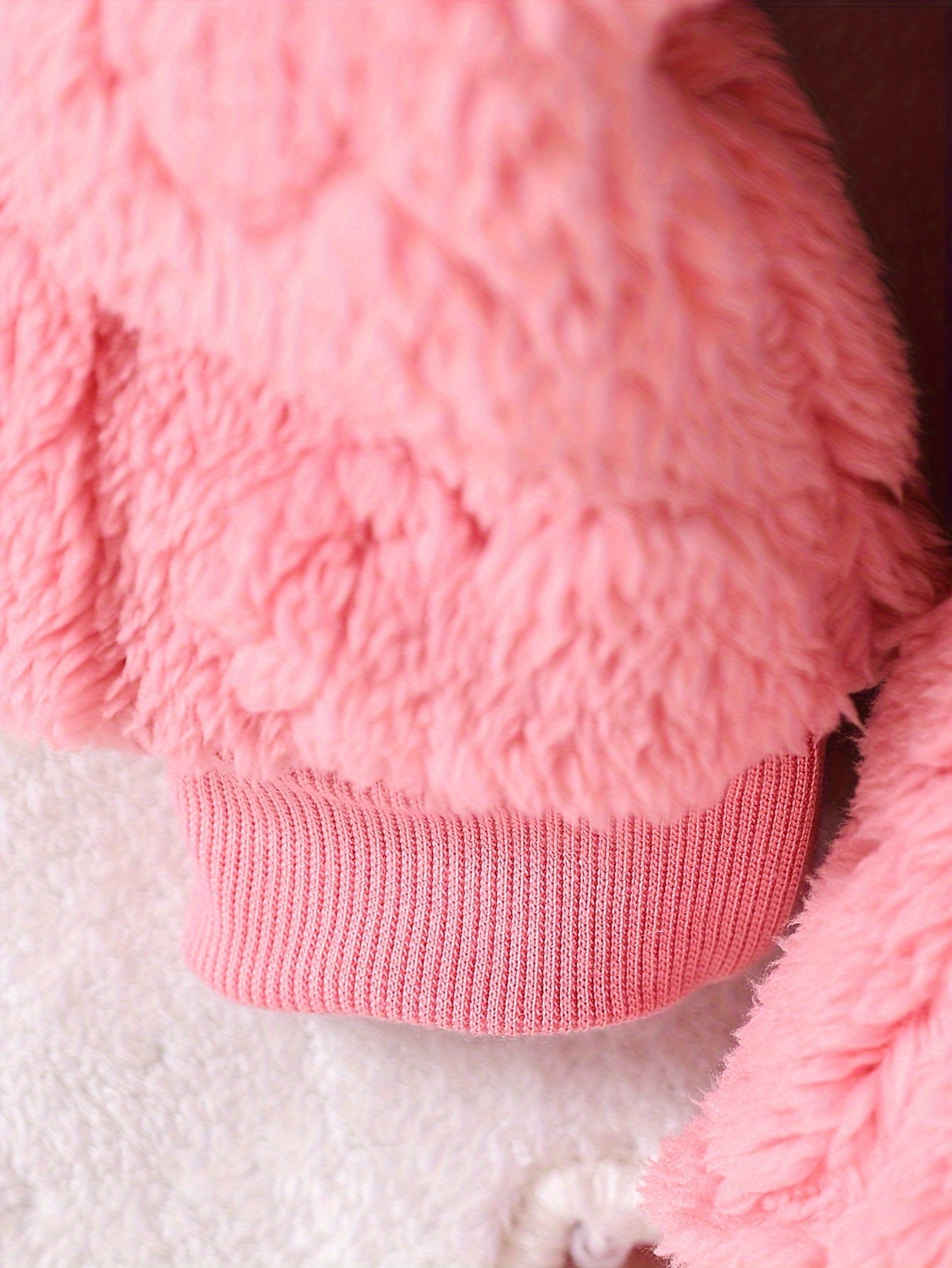 3 հատ աղջիկների համար նախատեսված մանկական նորաձև, առօրյա, ժակարդի սրտաձև փափուկ գլխարկով բաճկոն և սրտաձև ասեղնագործված փափուկ վերնաշապիկ և ժակարդի սրտաձև փափուկ լարով տաբատ՝ աշուն/ձմեռ, իդեալական է բացօթյա օգտագործման համար։