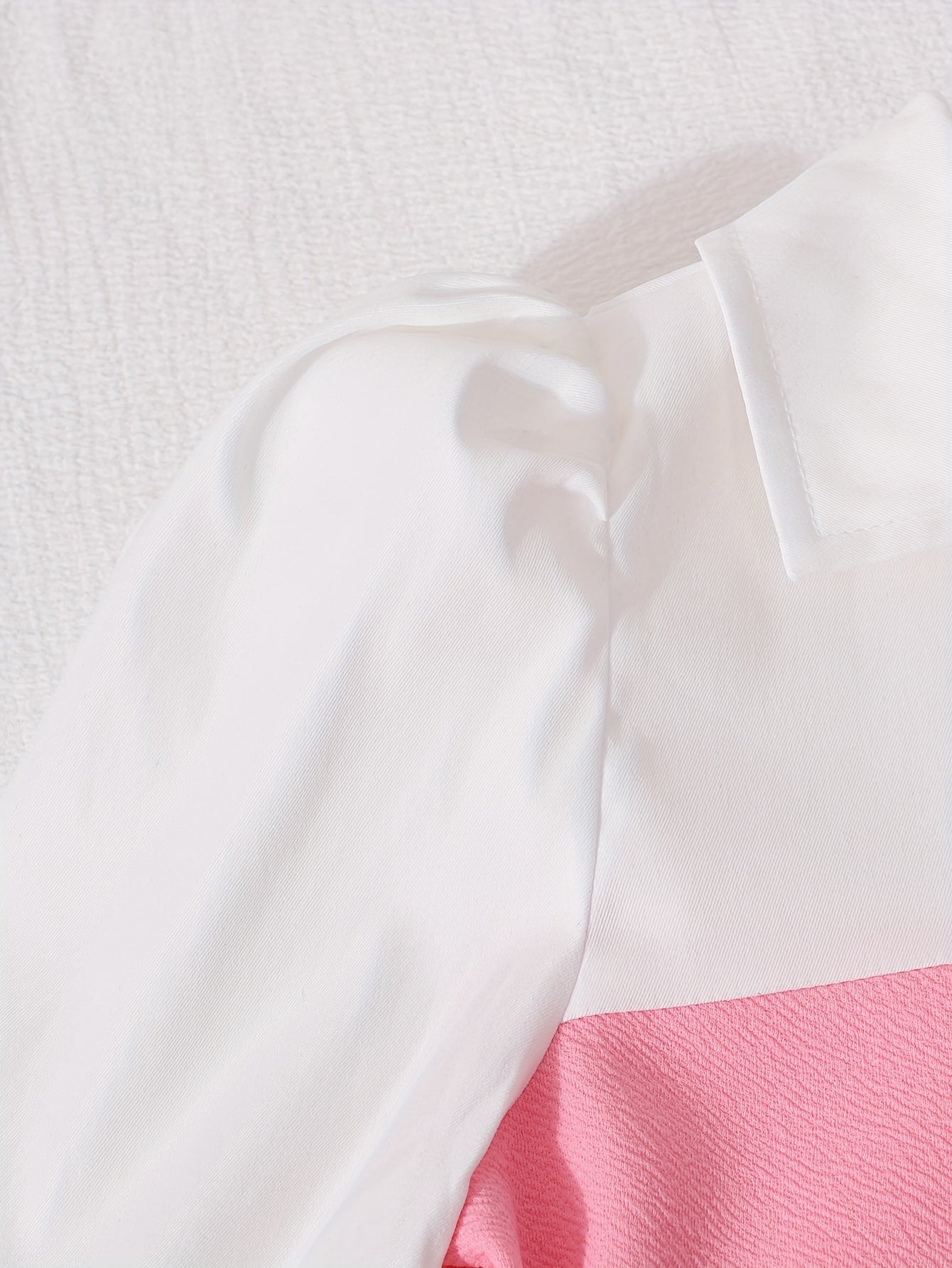 «Նորաձև աշնանային, էլեգանտ, ժապավենաձև զարդարված երկար թևքով վերնաշապիկ և ուղիղ լայն տաբատ՝ երկկտոր հավաքածու, զբոսանքի համար»