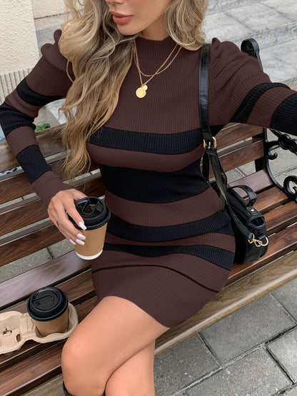 Էլեգանտ ձմեռային կարճ զգեստ Poinçon d'Asymétrie-ով, ասիմետրիկ շերտավոր թևքերով - բարձր վզնոցով H-գծի կերպարը գրկող զգեստ, մինչև ծնկները երկարությամբ կարճ տաբատ՝ աշնանային/ձմեռային երեկույթների, հարսանիքների և հատուկ առիթների համար (ոչ)