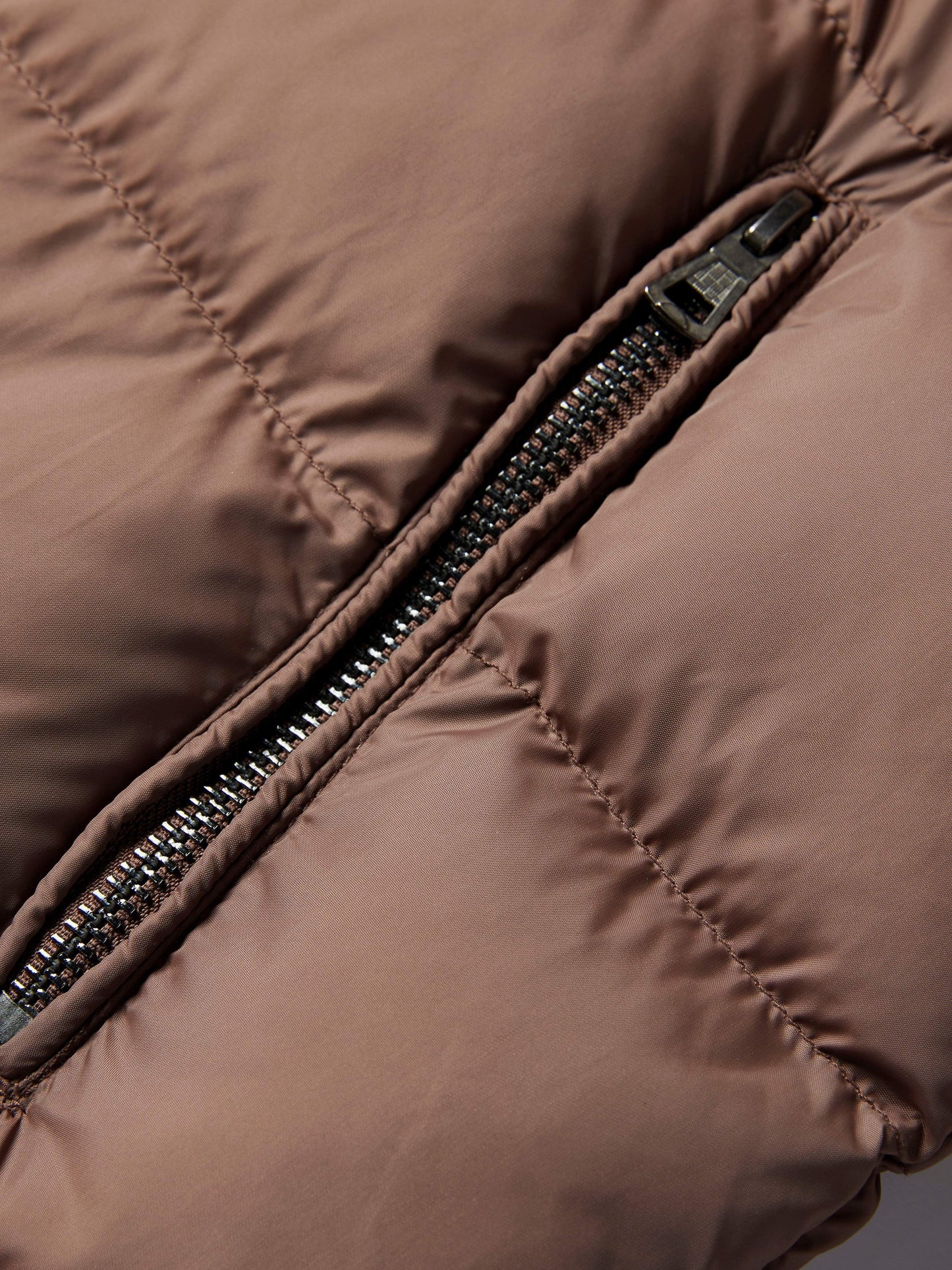 Տղամարդու առօրյա բաճկոն՝ արհեստական ​​մորթուց օձիքով, 100% պոլիեսթեր, միագույն, երկար թևքերով, կայծակաճարմանդով, սովորական չափսերով, գործվածքով, 60 գ/մ² աստառով արշավային բաճկոն