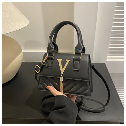 Նորաձև շղթայական պայուսակներ կանանց համար, գարուն-ամառ 2024 թվականի նոր հավաքածու, բարձրակարգ ռելիեֆային դիզայնով, հարմար է ուսերին, ձեռքին և խաչաձև կրելու համար, ոճային ծոպավոր կախազարդերով։