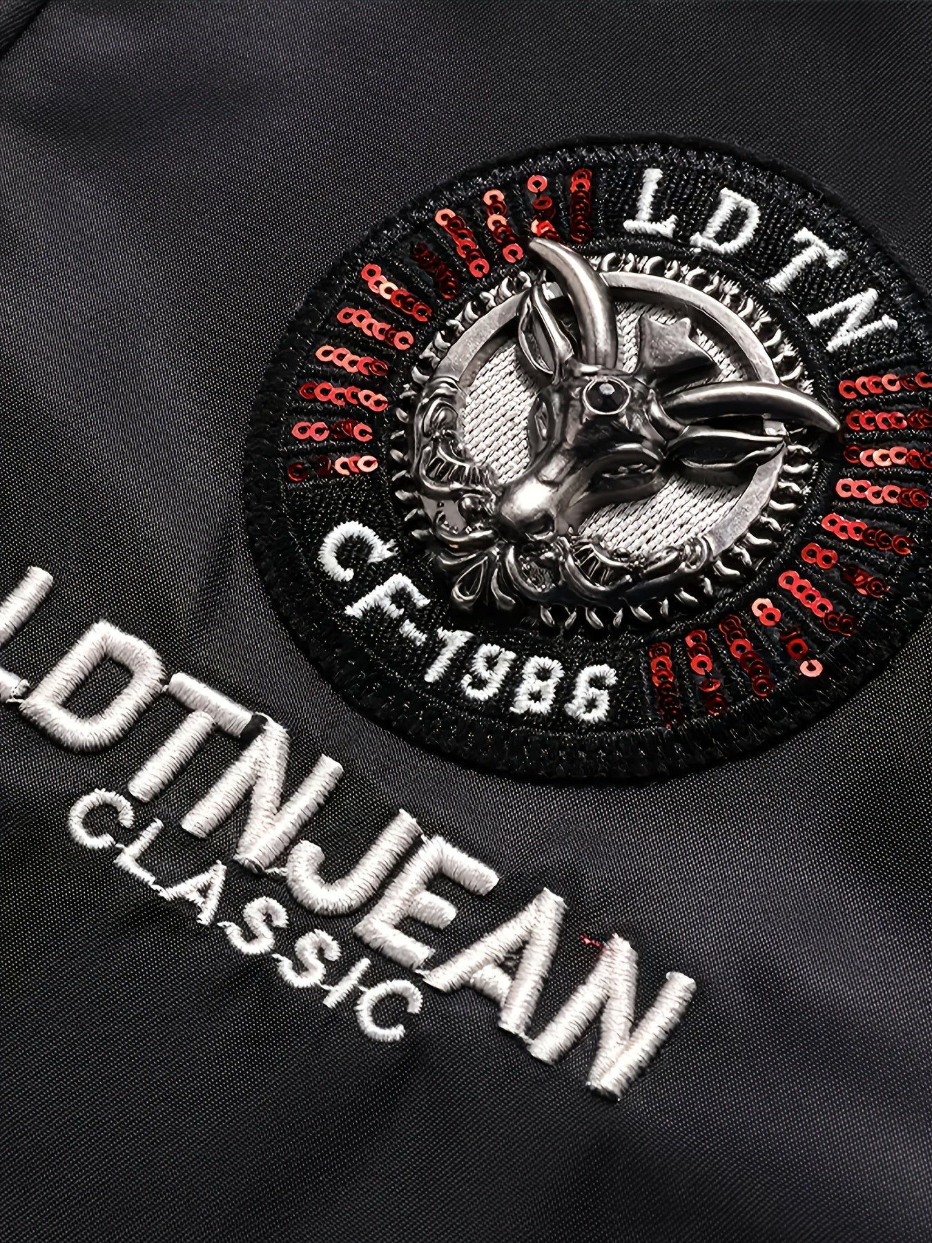 Տղամարդու ծանր ձմեռային բաճկոն՝ հանվող գլխարկով և եռաչափ գրությամբ - ամբողջական կայծակաճարմանդով, քամուց պաշտպանող վերարկու, բազմագրպան դիզայնով, լվացքի մեքենայով