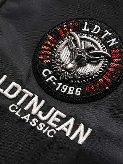 Տղամարդու ծանր ձմեռային բաճկոն՝ հանվող գլխարկով և եռաչափ գրությամբ - ամբողջական կայծակաճարմանդով, քամուց պաշտպանող վերարկու, բազմագրպան դիզայնով, լվացքի մեքենայով