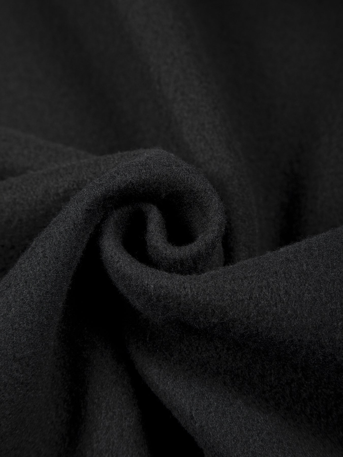 Տղամարդու միագույն բրդյա բաճկոն՝ կանգնած օձիքով, կայծակաճարմանդով, երկար թևքերով, սպորտային, առանց գլխարկի, մեծ կողային գրպաններով, հարմար է ամենօրյա կրելու, բացօթյա գործունեության, լեռնագնացության համար