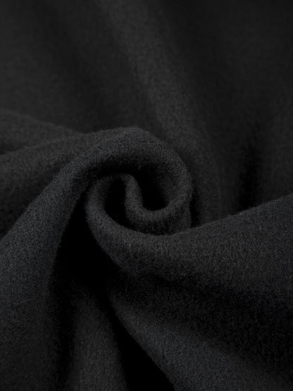 Տղամարդու միագույն բրդյա բաճկոն՝ կանգնած օձիքով, կայծակաճարմանդով, երկար թևքերով, սպորտային, առանց գլխարկի, մեծ կողային գրպաններով, հարմար է ամենօրյա կրելու, բացօթյա գործունեության, լեռնագնացության համար