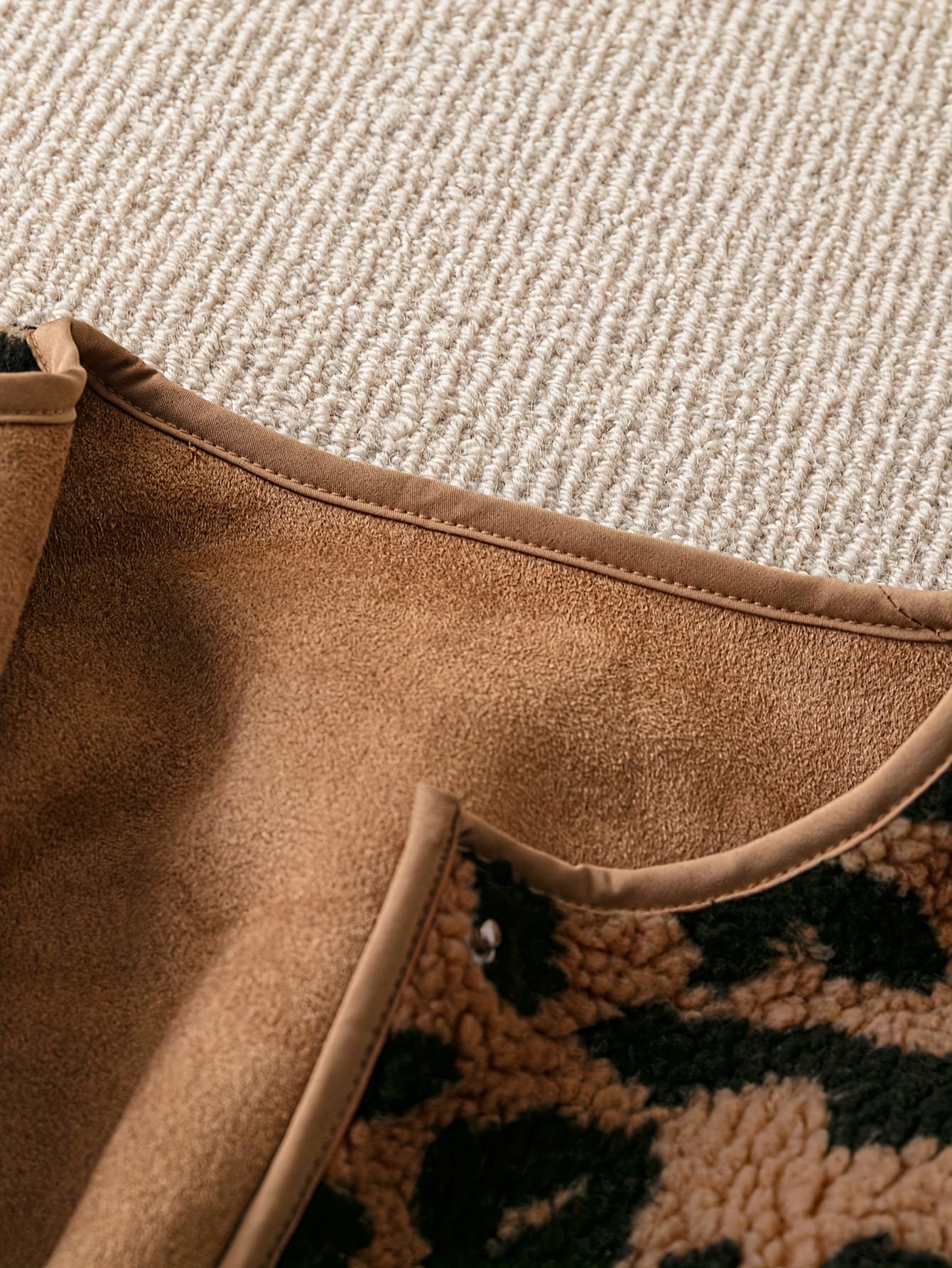 Կանացի էլեգանտ ընձառյուծի նախշերով երկար թևքով բաճկոն - հարմարավետ ձմեռային ջերմություն, չձգվող գործվածք, կանոնավոր չափսերով և կոճակներով փակմամբ, իդեալական է աշնանային և ձմեռային ճանապարհորդությունների համար։