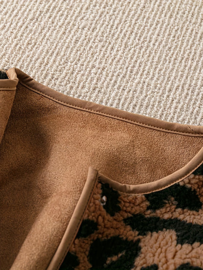 Կանացի էլեգանտ ընձառյուծի նախշերով երկար թևքով բաճկոն - հարմարավետ ձմեռային ջերմություն, չձգվող գործվածք, կանոնավոր չափսերով և կոճակներով փակմամբ, իդեալական է աշնանային և ձմեռային ճանապարհորդությունների համար։