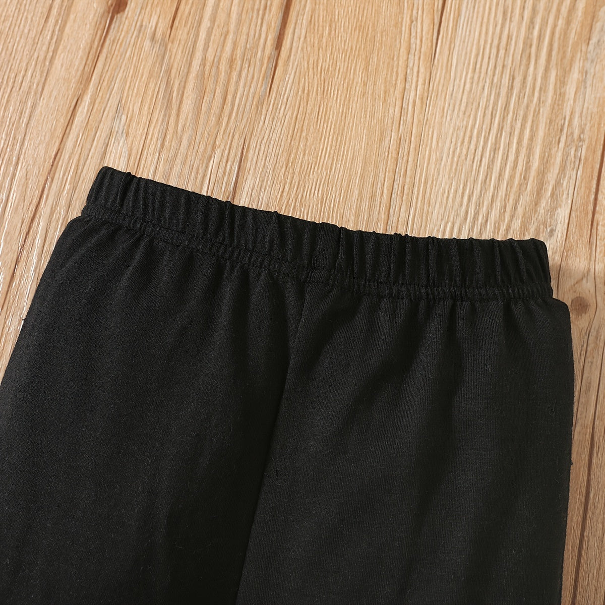 Աղջիկների աշնանային և ձմեռային նորաձև տաք հավաքածու «Ժպիտ» ասեղնագործությամբ, գունագեղ ծաղկային ապլիկացիայով բրդյա բաճկոնով և լայնածավալ տաբատով, իդեալական է բացօթյա օգտագործման համար