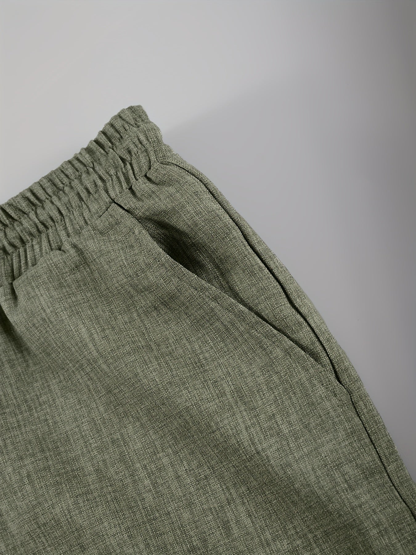 Տղամարդկանց ամառային հանդերձանք՝ միաձույլ գույնի կարճաթև կոճակով վերնաշապիկով, կանգառի օձիքով, կողային գրպաններով և սովորական շորտեր, կատարյալ տնային հագուստի համար: