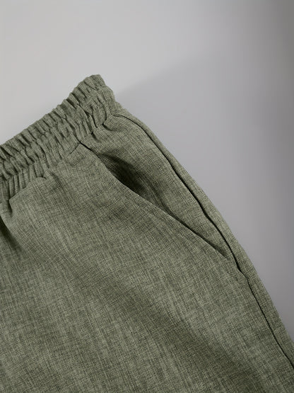 Տղամարդկանց ամառային հանդերձանք՝ միաձույլ գույնի կարճաթև կոճակով վերնաշապիկով, կանգառի օձիքով, կողային գրպաններով և սովորական շորտեր, կատարյալ տնային հագուստի համար: