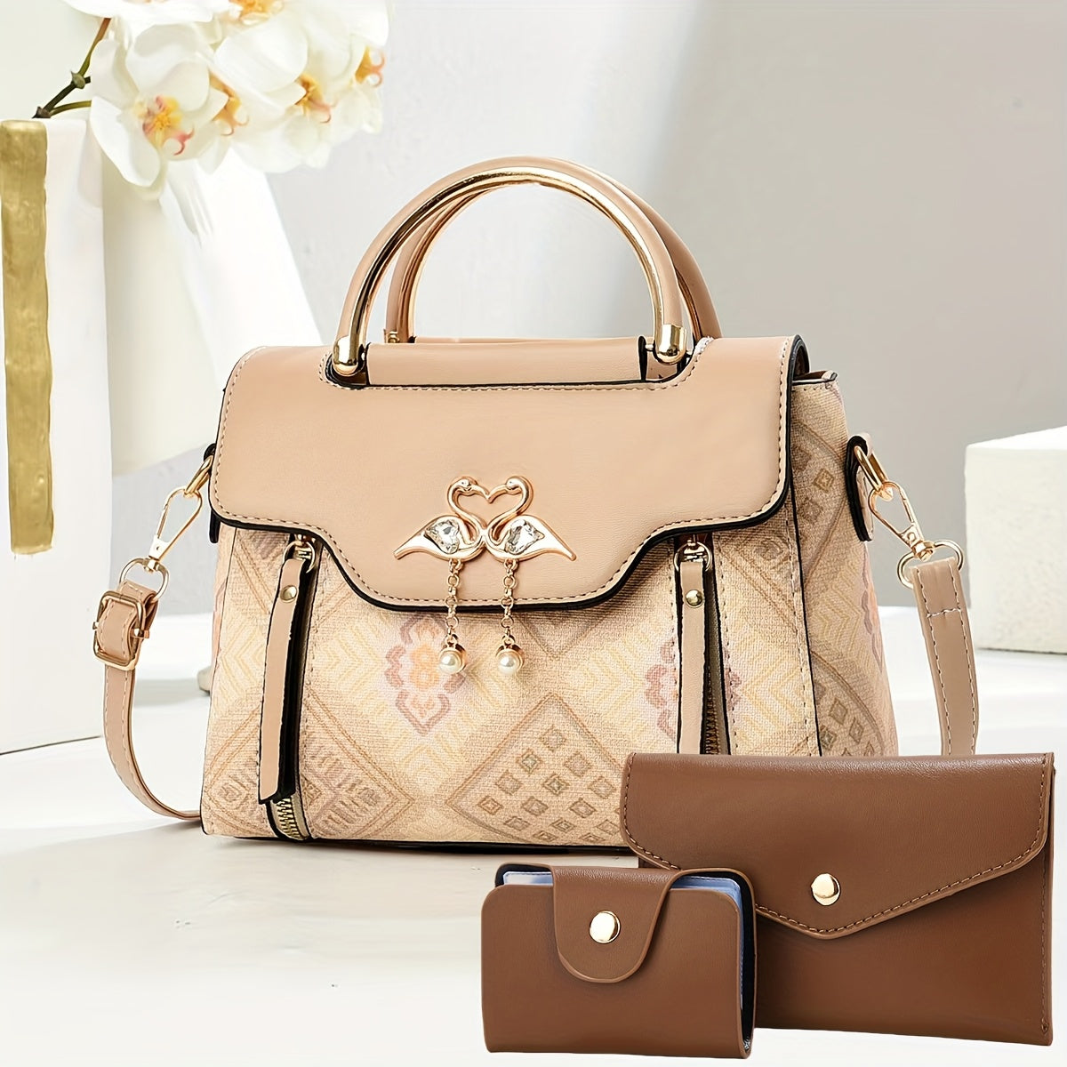 Կանացի պայուսակների հավաքածու՝ երեք հատից բաղկացած. տպագիր ուսի պայուսակներ, ոճային ձեռքի պայուսակներ և բազմակողմանի ուսապարկեր՝ մարմնին կպցնելու համար