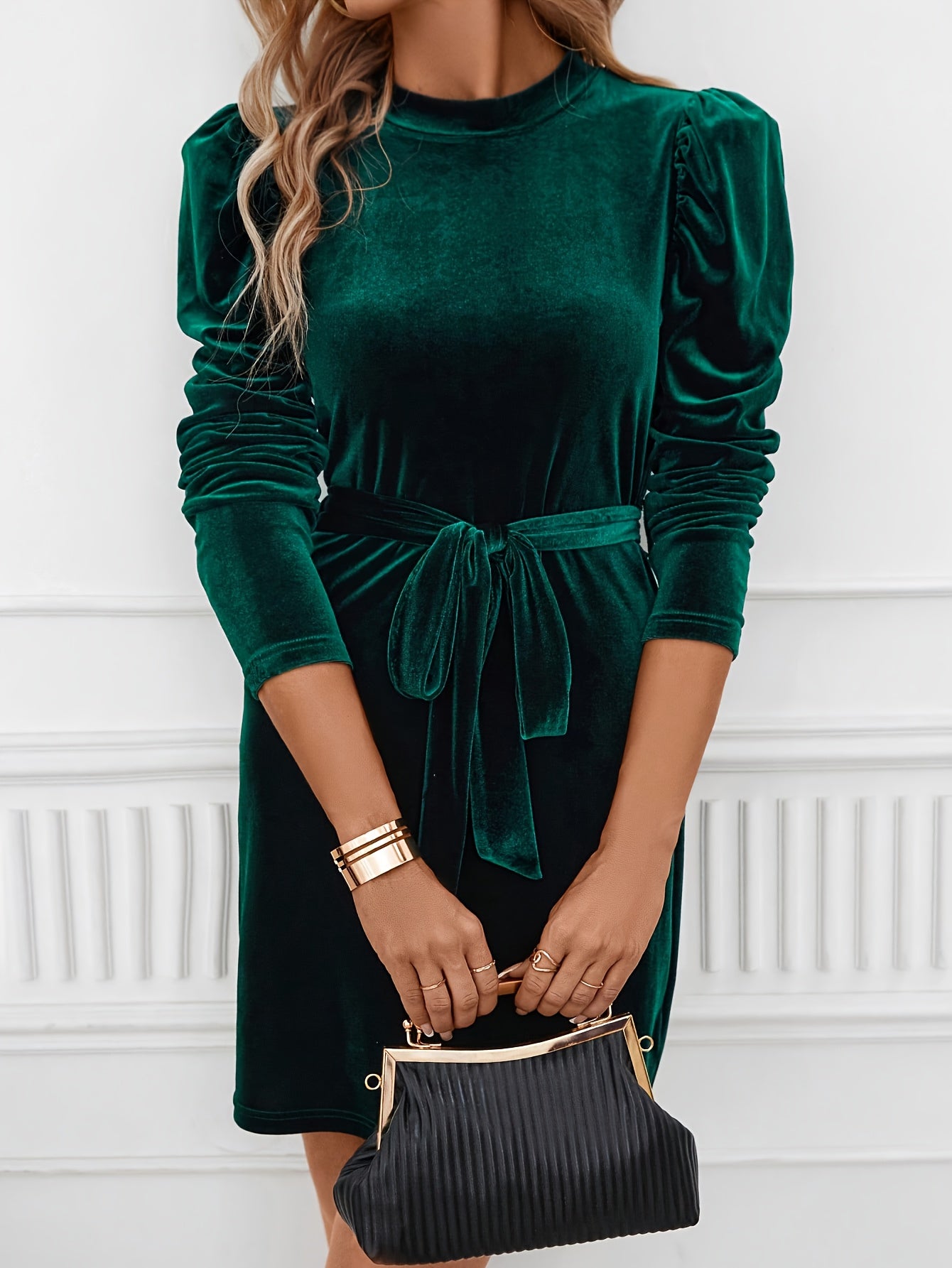 Կանացի զմրուխտե կանաչ թավշյա զգեստ՝ փքված թևքերով և գոտիով - Էլեգանտ կլոր վզնոցով, ներքնազգեստ՝ գարնանային/աշնանային, Սուրբ Ծննդյան և տոնական միջոցառումների, տոնական առիթների համար, նրբագեղ ոճ, բարձրորակ մշակում, նորաձև հանդերձանք