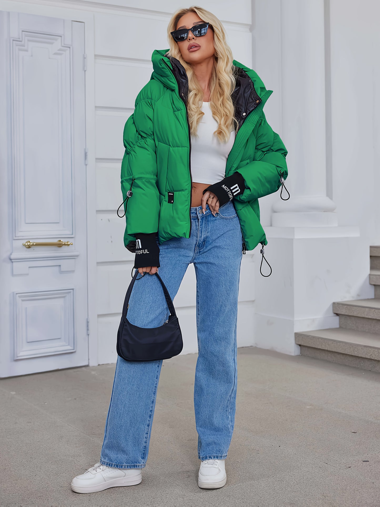 Կանացի ոճային բեժ գույնի փքված բաճկոն՝ առօրյա տաք ձմեռային վերարկու՝ սև եզրագծով, երկար թևքերով և կայծակաճարմանդով գլխարկով, պոլիեսթերային գործվածք՝ բացօթյա հարմարավետության համար։