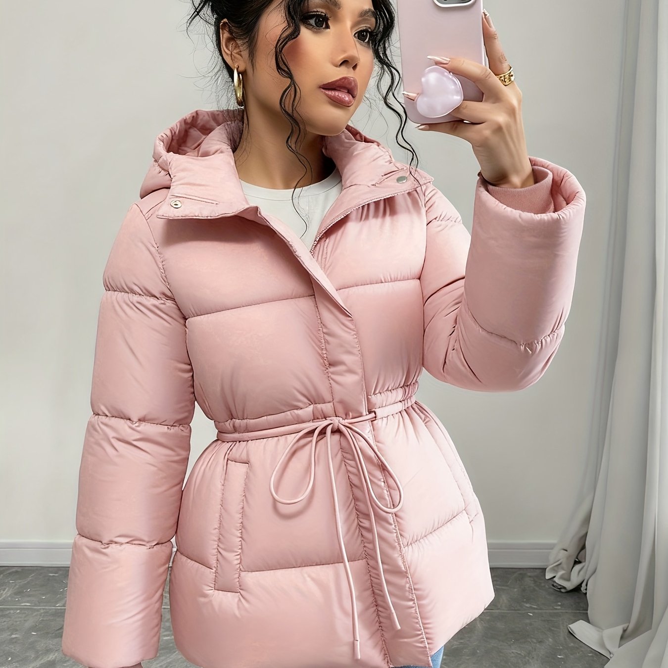 Կանացի էլեգանտ սև փքված բաճկոն՝ միջին երկարության, ազատ չափսերով, կարգավորվող լարով գոտկատեղով, երկար թևքերով և առջևի կայծակաճարմանդով, առօրյա ձմեռային վերնազգեստ ցուրտ եղանակի համար, ձմեռային բաճկոն