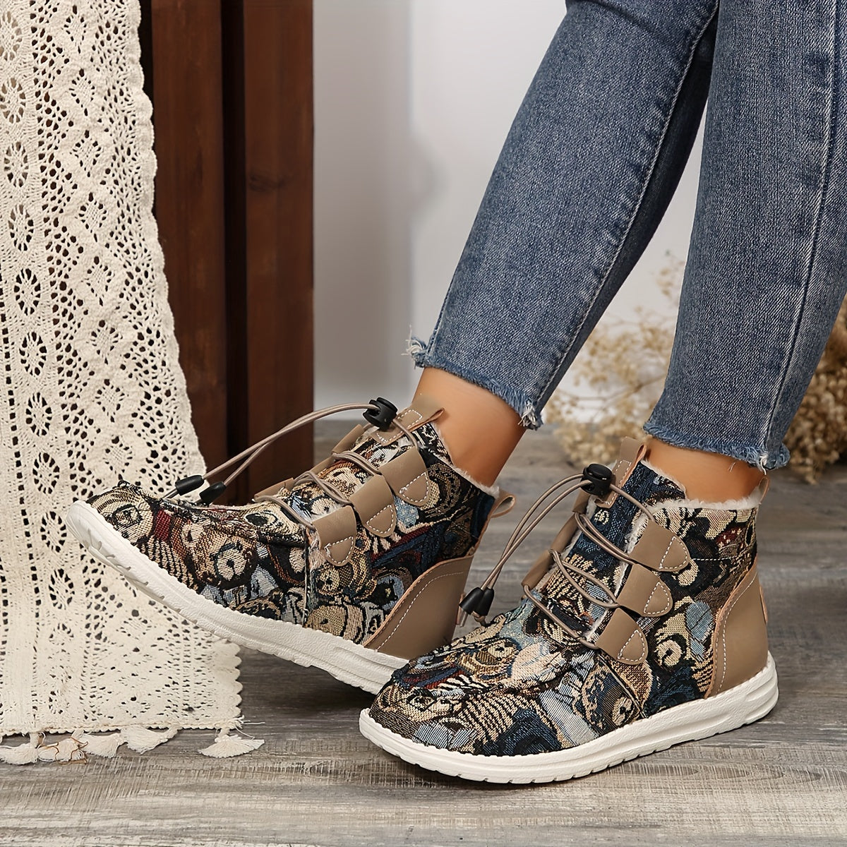 Կանացի հարմարավետ ձմեռային կոշիկներ - Հարմարավետ, սահելով հագնվող, միջին բարձրության կոշիկներ հաստ ներբանով, կլոր քթով, սպիտակ և սև ժանյակավոր դիզայնով - Իդեալական են ցուրտ եղանակի, ձյան և ձմեռային կոշիկների համար: