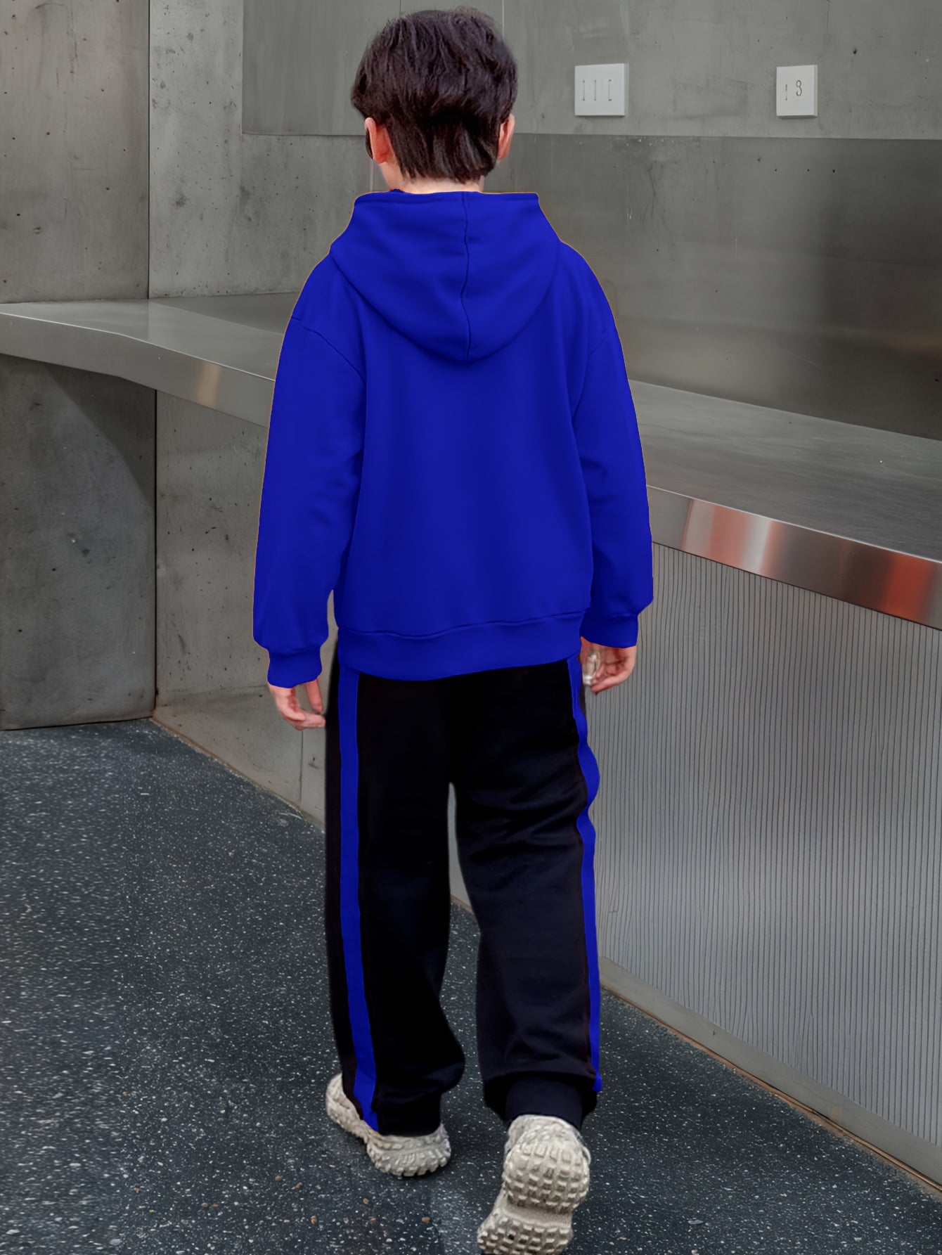 2 հատ տղաների ձմեռային գլխարկով մարզահագուստ և տաբատ - տաք սվիտեր համապատասխան երկար տաբատով, գունային բլոկներով վերնաշապիկ (հարմար է մեծ երեխաների և երեխաների համար) - լվացքի մեքենայով լվացվող 2 հատի հավաքածու, իդեալական է բացօթյա օգտագործման համար