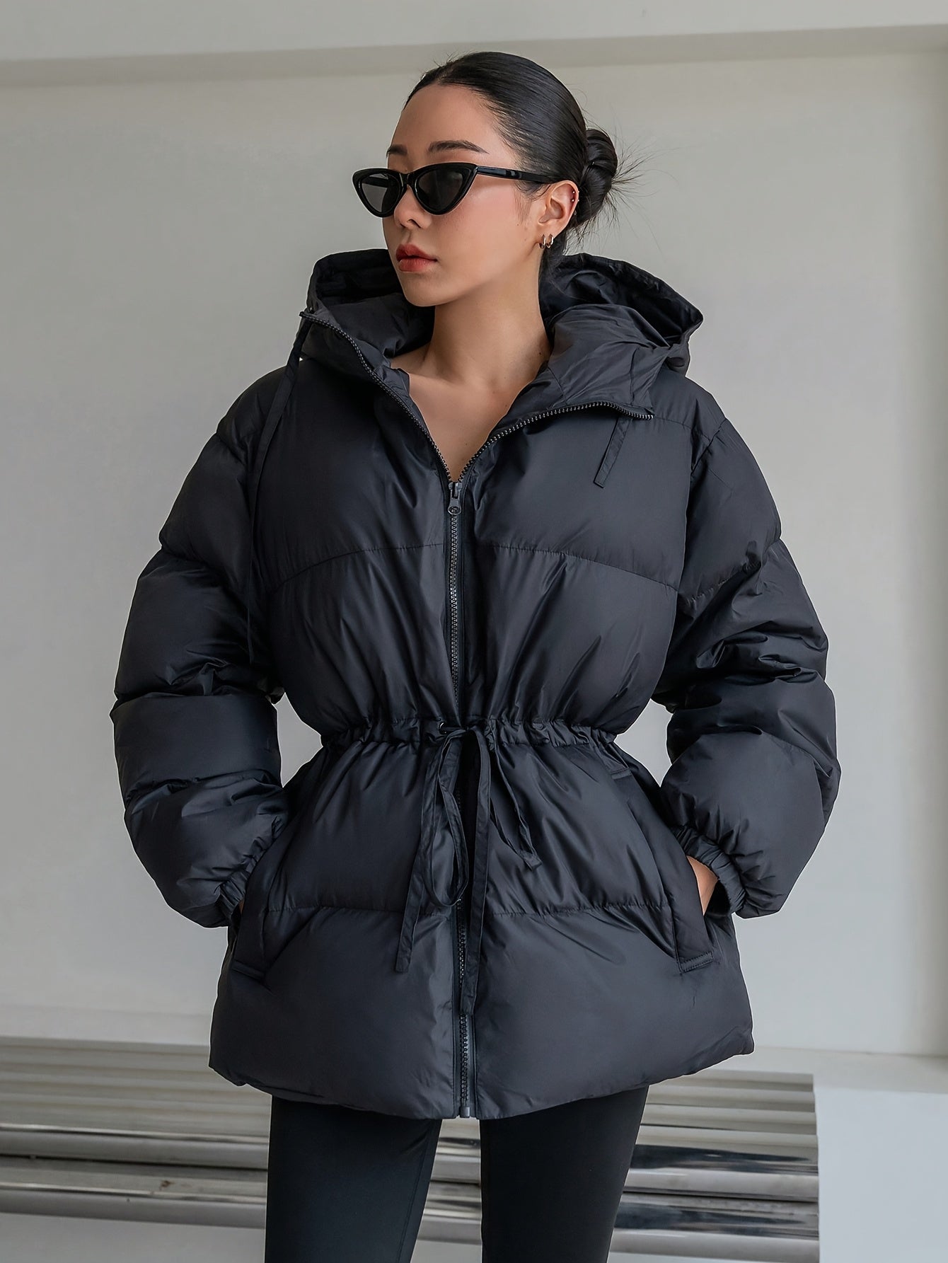 Կանացի էլեգանտ ձմեռային բաճկոն գլխարկով - առջևի ամբողջական կայծակաճարմանդով փակվող, ազատ երկար թևքով վերարկու, սև վերնազգեստ ցուրտ եղանակի համար, ձեռքով լվացվող և կառուցվածքային դիզայնով (առանց գոտու) - առօրյաից մինչև պրոֆեսիոնալ արտաքին շերտ