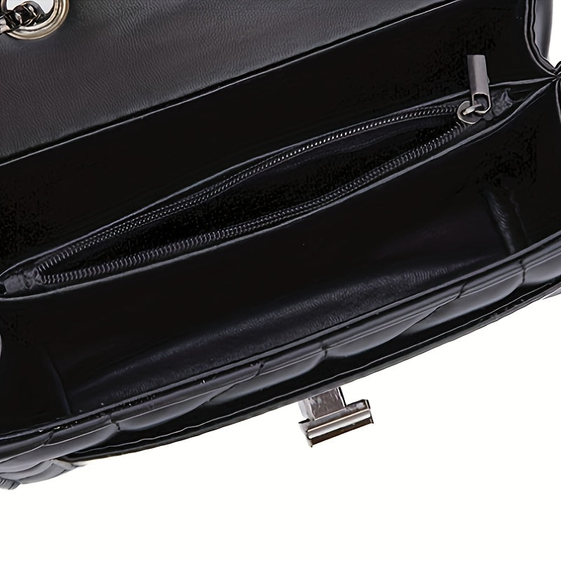 Կանացի սև վանդակավոր կրծկալով պայուսակ՝ ոճային շղթայով ուսի գոտիով, փեղկով փակվող և ՊՎՔ աստառով, նախատեսված է կանանց համար՝ քաղաքային ոճով, չի լվացվում