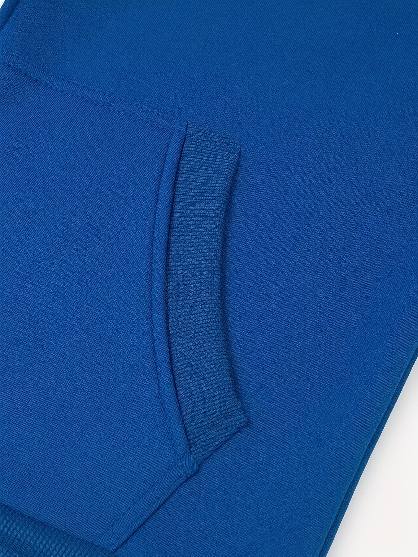 Տղամարդու ոճային գունային բլոկներով վերնաշապիկ՝ առօրյա, կայծակաճարմանդով և գլխարկով սվիտեր՝ առջևի գրպաններով, երկար թևքերով և երիզներով՝ շագանակագույն և սև դիզայնով, հարմարավետ աշնանային և ձմեռային հագուստի համար։