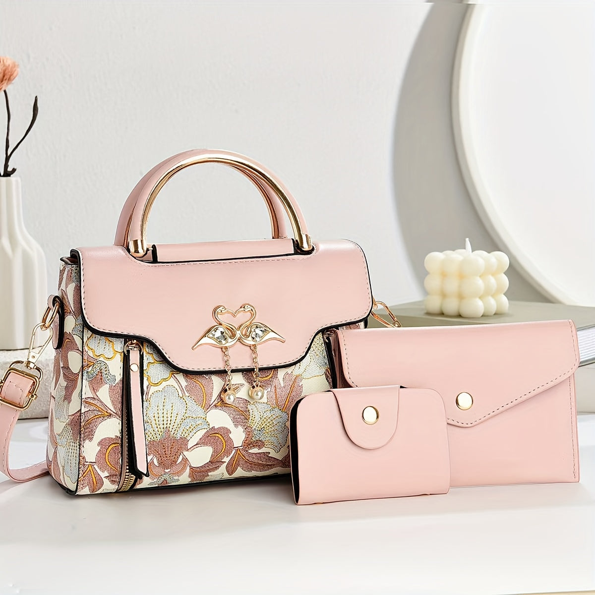 Կանացի պայուսակների հավաքածու՝ երեք հատից բաղկացած. տպագիր ուսի պայուսակներ, ոճային ձեռքի պայուսակներ և բազմակողմանի ուսապարկեր՝ մարմնին կպցնելու համար