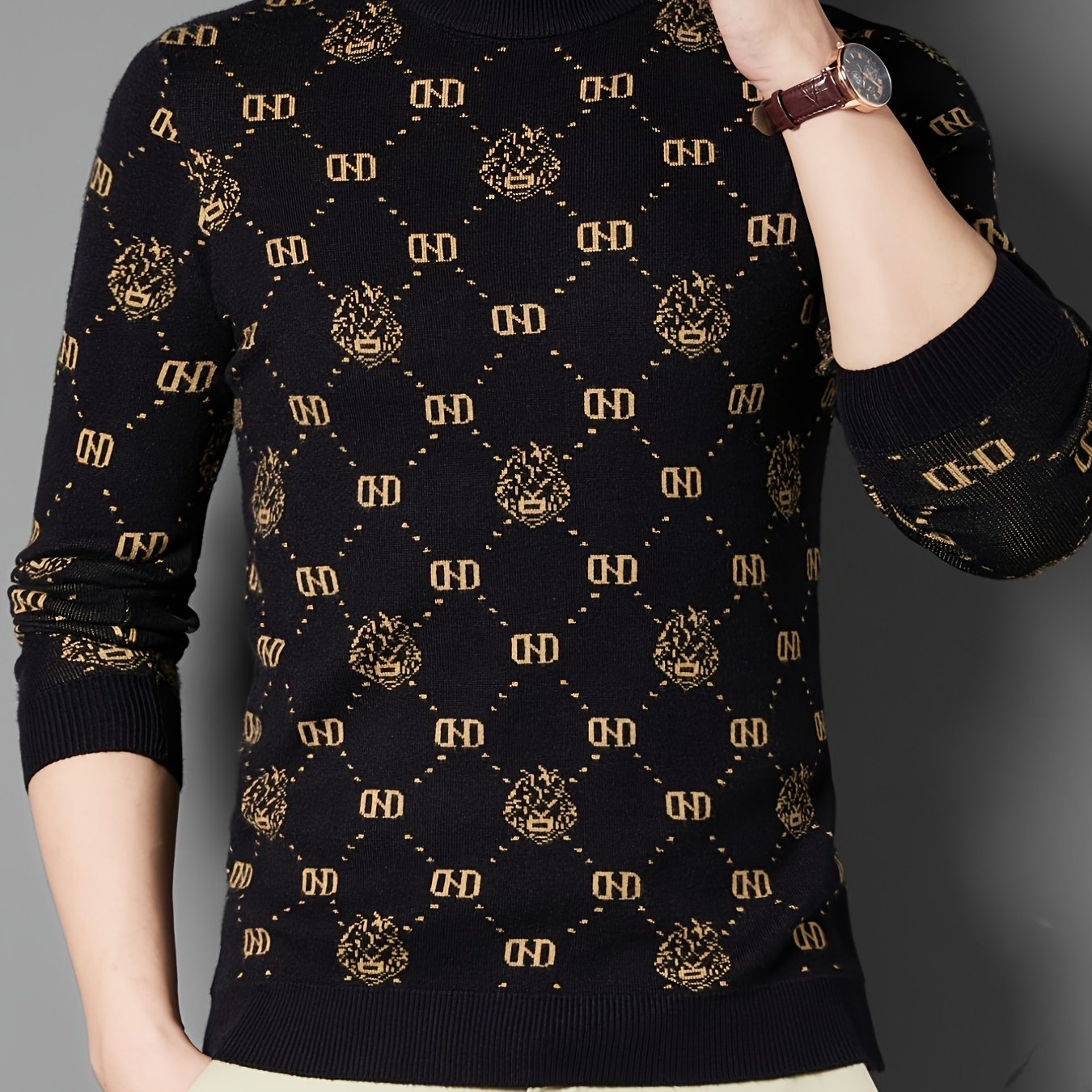 Աշնանային և ձմեռային նոր տղամարդու երկարաթև տրիկոտաժե վերնաշապիկ՝ կլոր օձիքով սվիտերի վրա դեկորատիվ նախշերով։ Այն առօրյա և ոճային հագուստ է, որը հիանալի համադրվում է տարբեր հագուստների հետ, կատարյալ է աշնանը ամենօրյա կրելու համար։