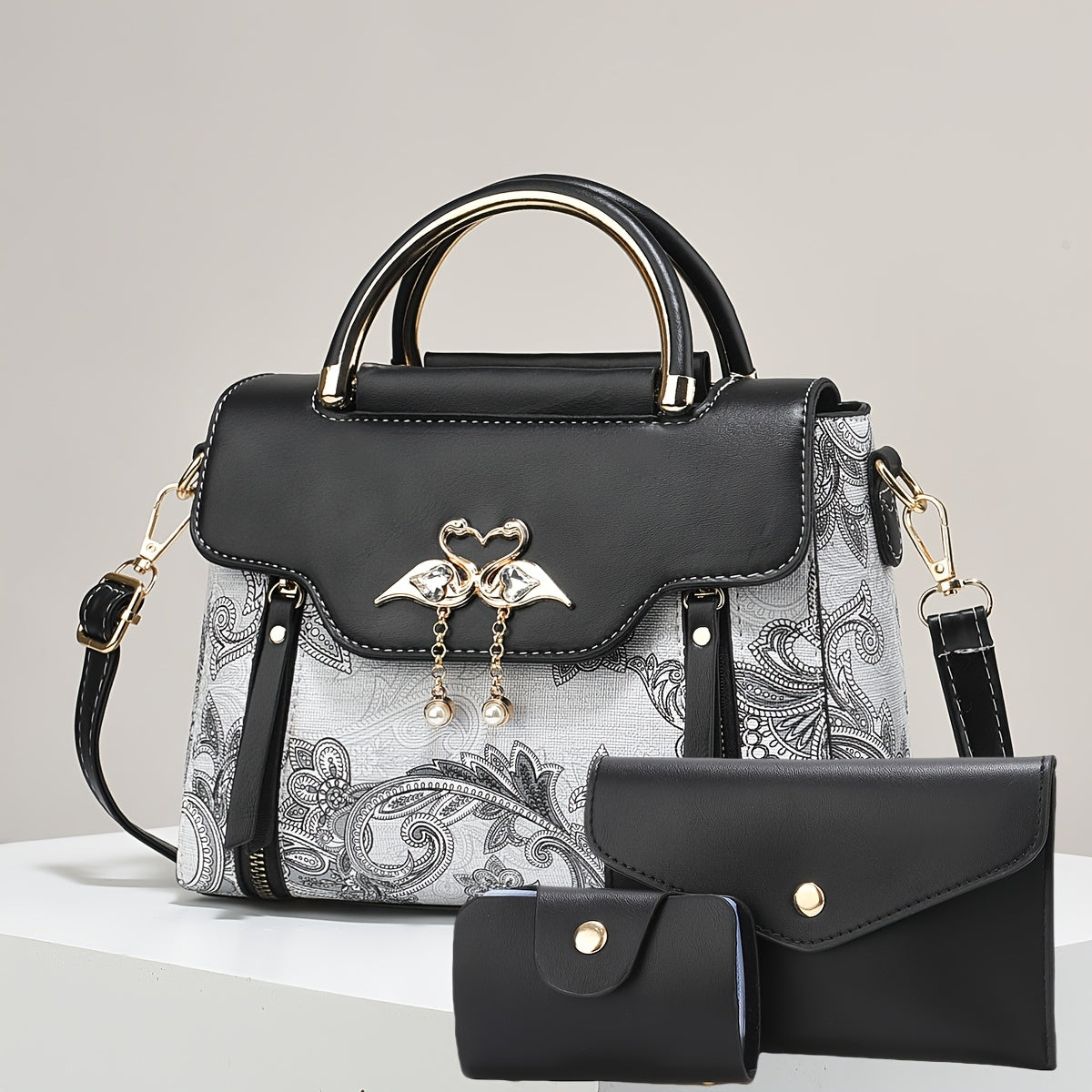 Կանացի պայուսակների հավաքածու՝ երեք հատից բաղկացած. տպագիր ուսի պայուսակներ, ոճային ձեռքի պայուսակներ և բազմակողմանի ուսապարկեր՝ մարմնին կպցնելու համար