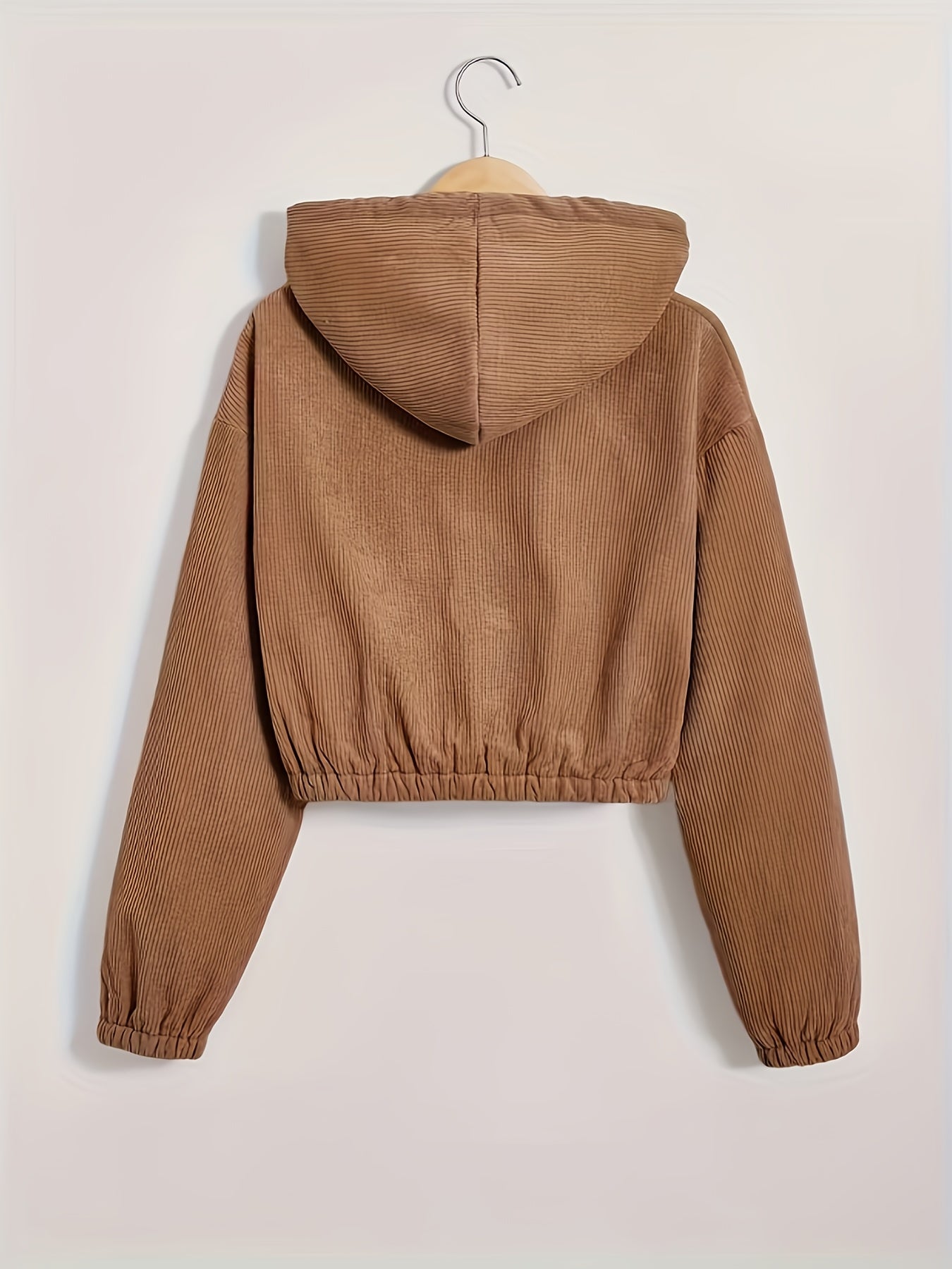 Կանացի սև գլխարկով բաճկոն՝ բրդյա աստառով - Ձմեռային վերարկու՝ ամբողջական կայծակաճարմանդով, առջևի ամբողջական կայծակաճարմանդով փակվող, կայծակաճարմանդով գրպաններ, լվացքի մեքենայով լվացվող արտաքին պատյան