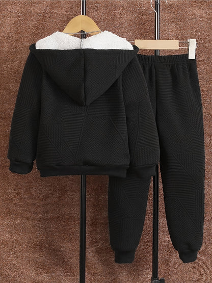 2 հատ տղաների համար նախատեսված առօրյա հագուստի հավաքածու, երկար թևքերով գլխարկով բաճկոն՝ ասեղնագործությամբ և կայծակաճարմանդով, երկրաչափական նախշերով տրիկոտաժե տաբատ, պոլիեսթերից և սպանդեքսի աստառով, սովորական չափսի՝ աշուն/ձմեռ, բացօթյա օգտագործման համար