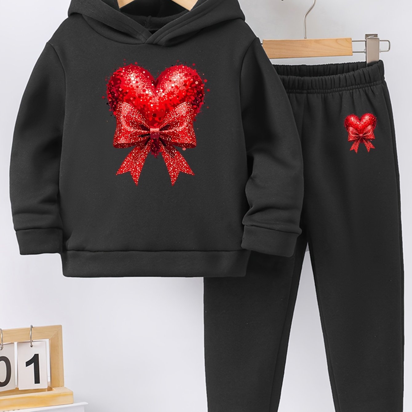 Girls' Autumn and Winter Thickened Hoodie Sports Two-Piece Set, Red Heart Bow Print Hoodie + Pants Outfit, Soft Light Beige-Friendly Fabric, Comfortable Warm Non-Shedding, Suitable for Outdoor Play, School, Holiday Gatherings