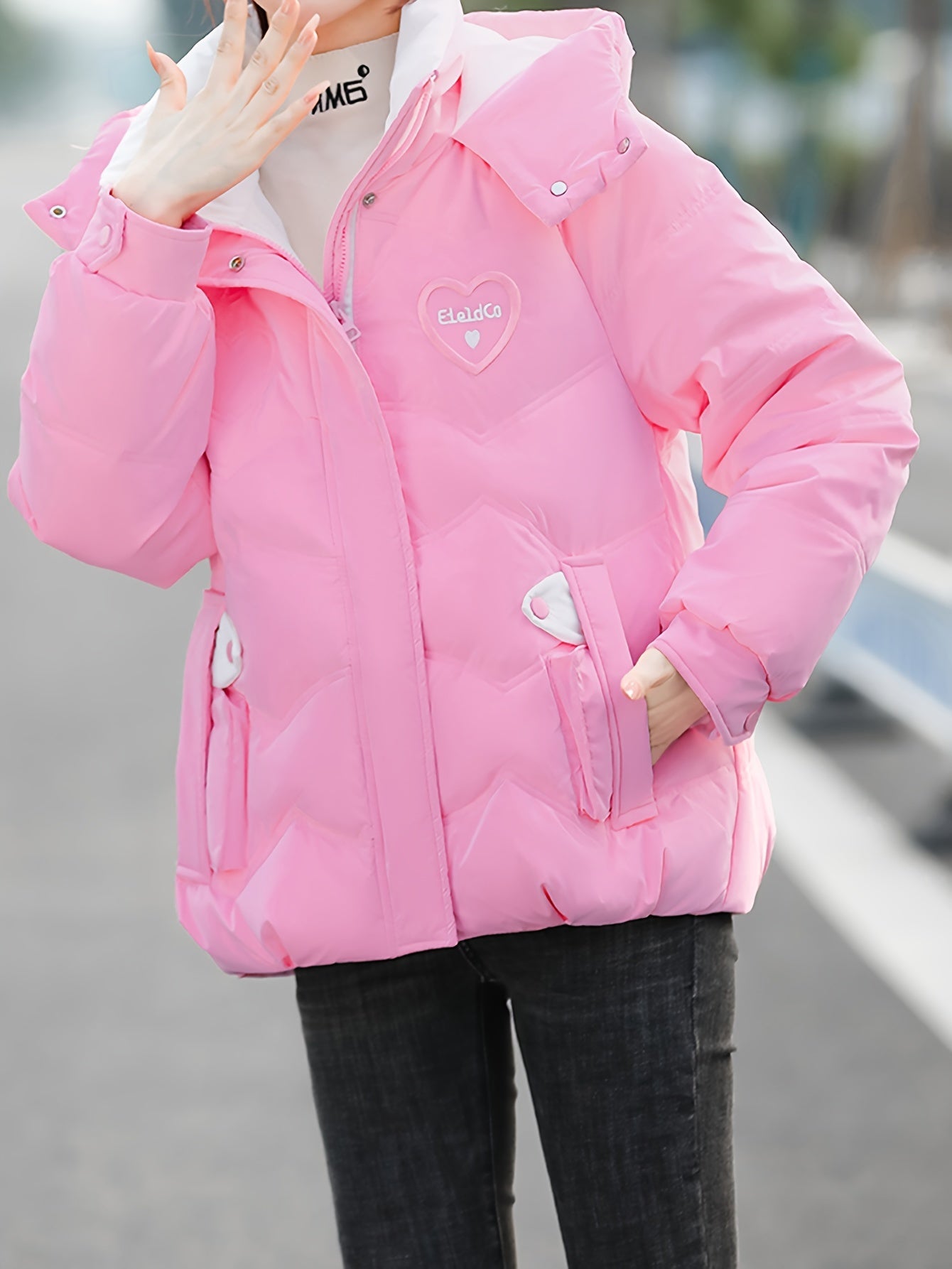 Կանացի ձմեռային գլխարկով բաճկոն - ոճային բեժ և սպիտակ կայծակաճարմանդով վերարկու՝ սրտիկ նախշերով, տաք պոլիեսթերային վերնազգեստ՝ առօրյա կամ նրբագեղ տեսքի համար, ձմեռային բաճկոն