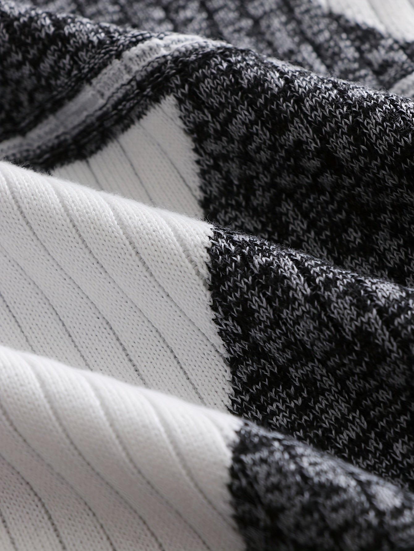 Տղամարդու նորաձև ադամանդե գույնի տրիկոտաժե երկար թևքով սվիտեր՝ արհեստական ​​տանձի գույնի, OBM անունով, առօրյա ոճով, կողավոր դետալներով, բարձր ձգվող գործվածքով, երկրաչափական նախշերով, կանոնավոր չափսերով, իդեալական է աշուն/ձմեռ համար։