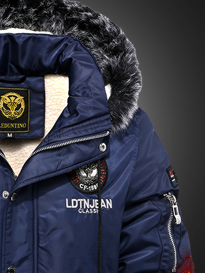 Տղամարդու ծանր ձմեռային բաճկոն՝ հանվող գլխարկով և եռաչափ գրությամբ - ամբողջական կայծակաճարմանդով, քամուց պաշտպանող վերարկու, բազմագրպան դիզայնով, լվացքի մեքենայով